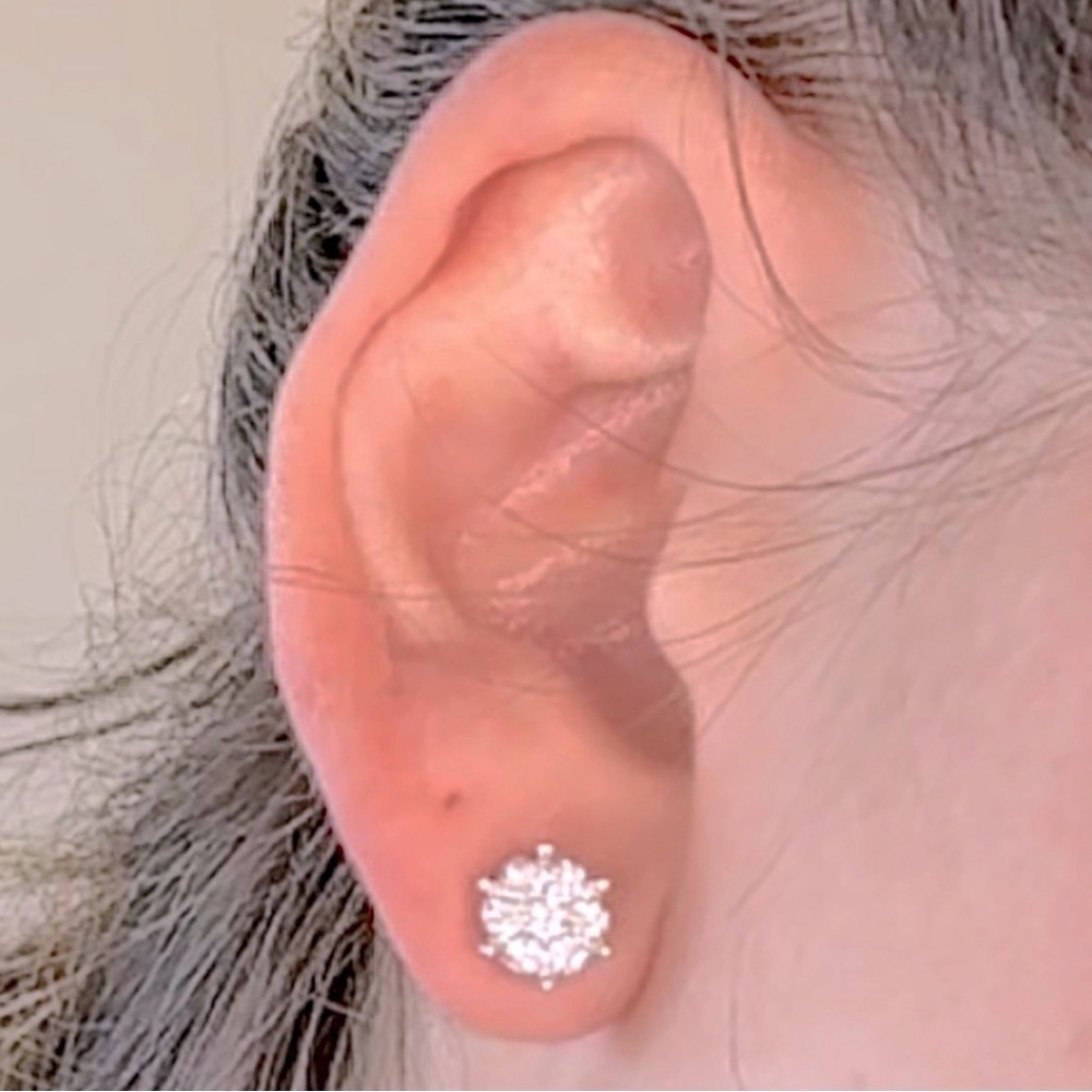 HP! ❄️ 18K VS Diamond Stud Earrings - Cluster Flower Design - $1850 retail - Picture 2 of 6